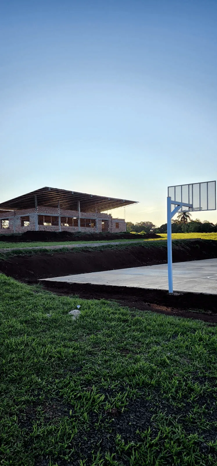 Estructura y cancha en ejecución en Los Naranjos